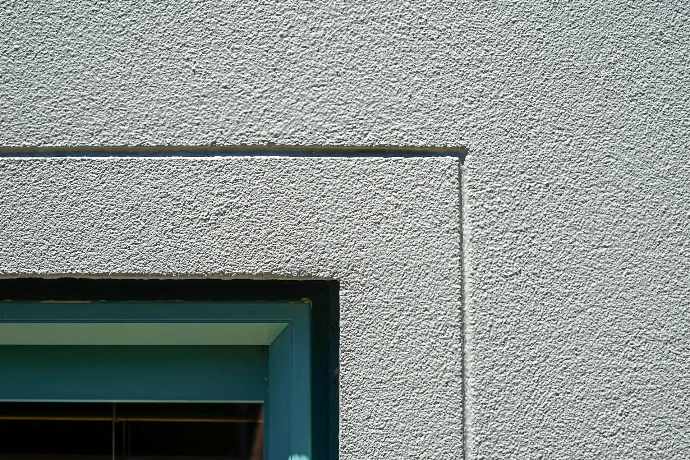 a cat sitting in a window sill of a building